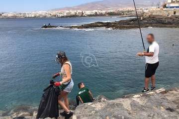 Limpieza de la escollera sur del muelle de Taliarte (Foto Pedro Martel/Wendy Cruz)